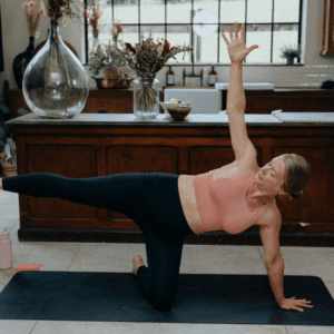 hollie leading a prenatal glute workout
